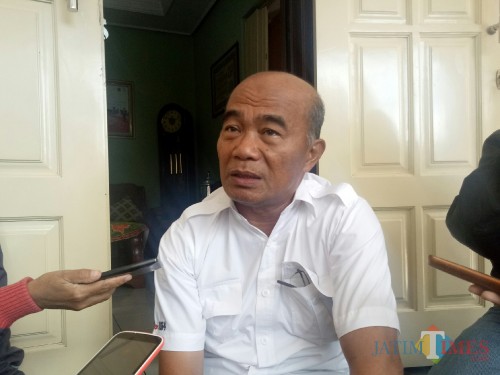 Mendikbud Muhadjir Effendy saat ditemui di kediamannya. (Foto: Imarotul Izzah/MalangTIMES)