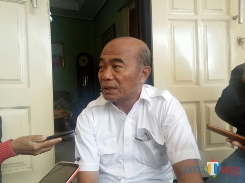 Mendikbud Muhadjir Effendy saat ditemui di kediamannya. (Foto: Imarotul Izzah/MalangTIMES)