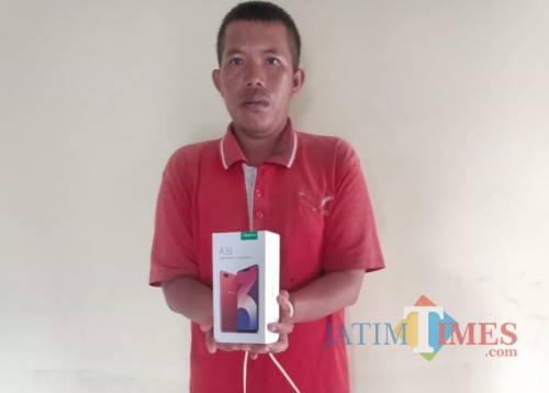 Pelaku M. Alvin ditahan di Polsek Selopuro. Dia damankan beserta barang bukti pencurian.