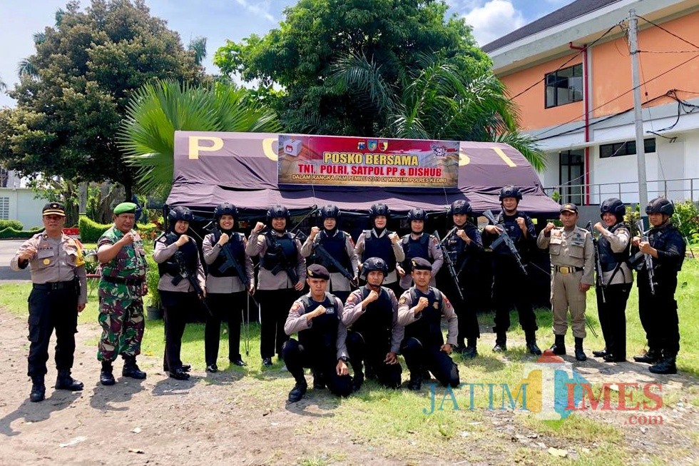 Petugas gabungan TNI-Polri melakukan penjagaan dengan menggunakan senjata lengkap. (Foto: B. Setioko/JatimTIMES)