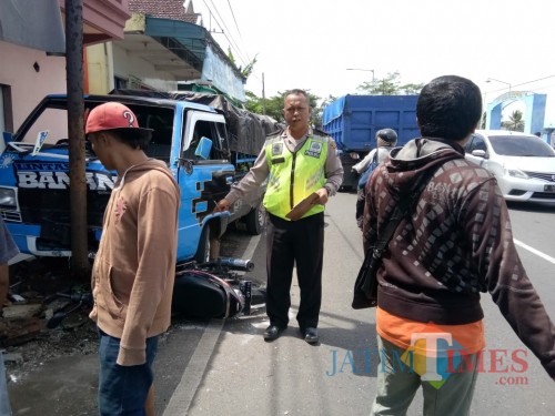 Petugas kepolisian ketika melakukan olah TKP dilokasi kejadian sesaat setelah kecelakaan, Kecamatan Dampit (Foto : Pos Laka Lantas Turen for MalangTIMES)