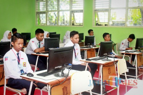 Siswa SMP di Surabaya saat mengikuti UNBK tahun 2018 lalu