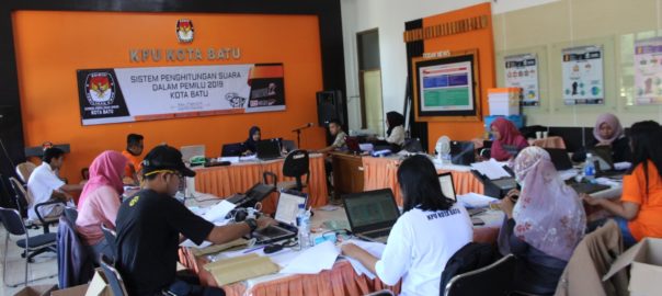 Suasana sistem penghitungan suara Pemilu 2019 di kantor KPU Kota Batu. (Foto: istimewa)
