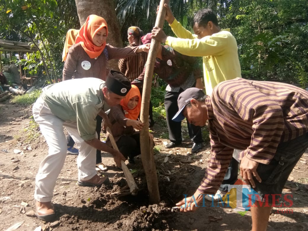 DLHKP Kota Kediri bersama komunitas sepeda tua saat menanam pohon di area sumber jiput. (eko Arif s /JatimTimes)