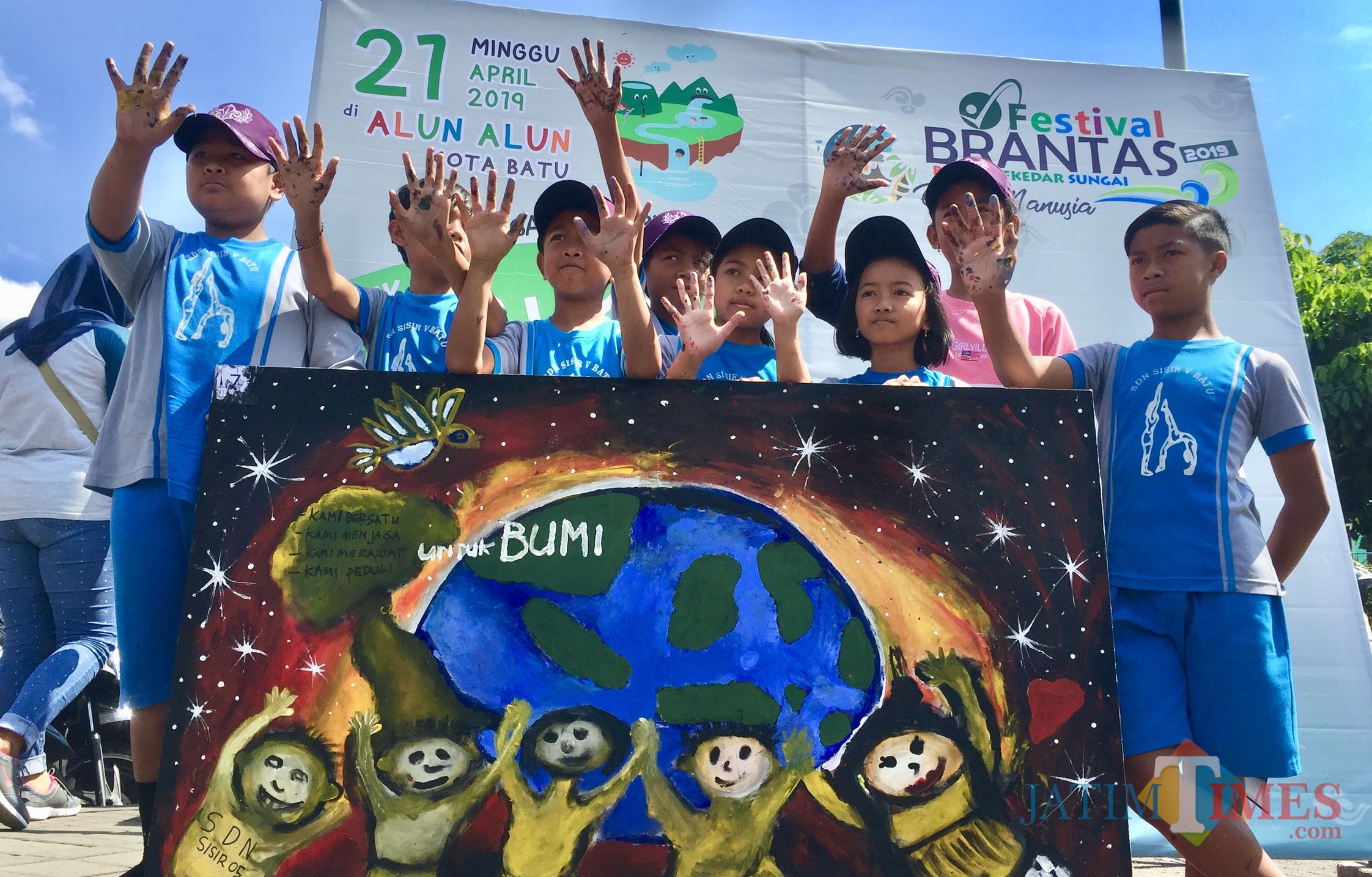 Pelajar saat melukis di Alun-Alun Kota Batu, (21/4/2019). (Foto: Irsya Richa/MalangTIMES)