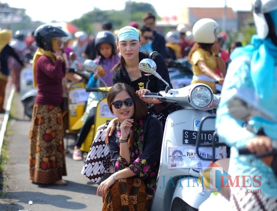 Para peserta pakai kebaya saat akan berangkat touring. (eko Arif s /JatimTimes)