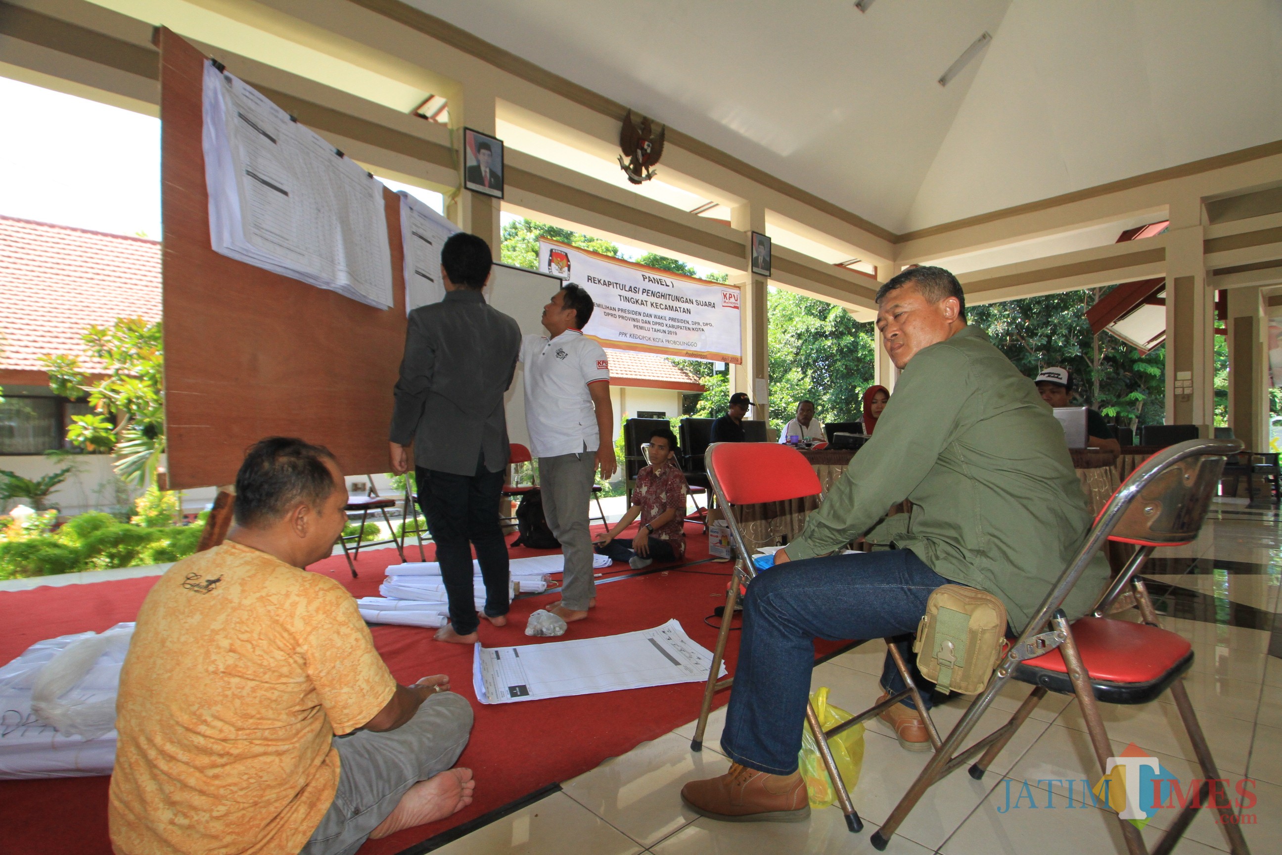 Suasana penghitungan hasil pemilu di Kecamatan Kedopok, Kota Probolinggo. (Agus Salam/Jatim TIMES)