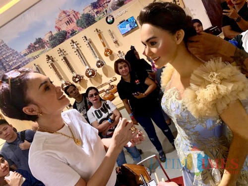 Yuni Shara saat memberikan makeup pada patung lilin Yuni Shara di Museum Musik Dunia. (Foto: istimewa)