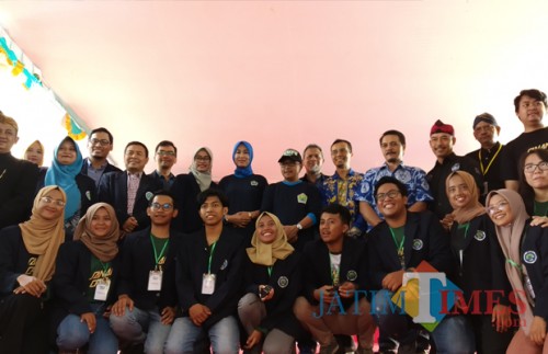 Wali Kota Malang Sutiaji (tengah kenakan topi) didampingi isteri, Widayati Sutiaji berfoto bersama dalam pembukaan Festival Tempe Kota Malang (Pipit Anggraeni/MalangTIMES).