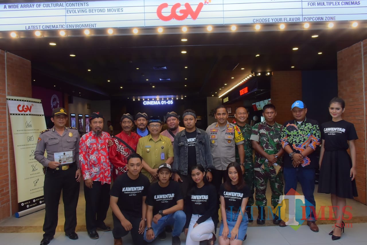 Bupati Blitar Rijanto bersama Grantika, Forkopimda dan pemain film Kawentar.(Foto : Team BlitarTIMES)