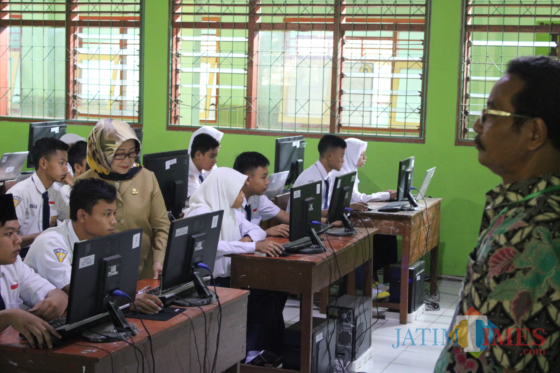 Bupati Jombang Hj Mundjidah Wahab memantau pelaksanaan UNBK tingkat SMP/MTs di SMPN 1 Tembelang. (Foto : Adi Rosul / JombangTIMES)