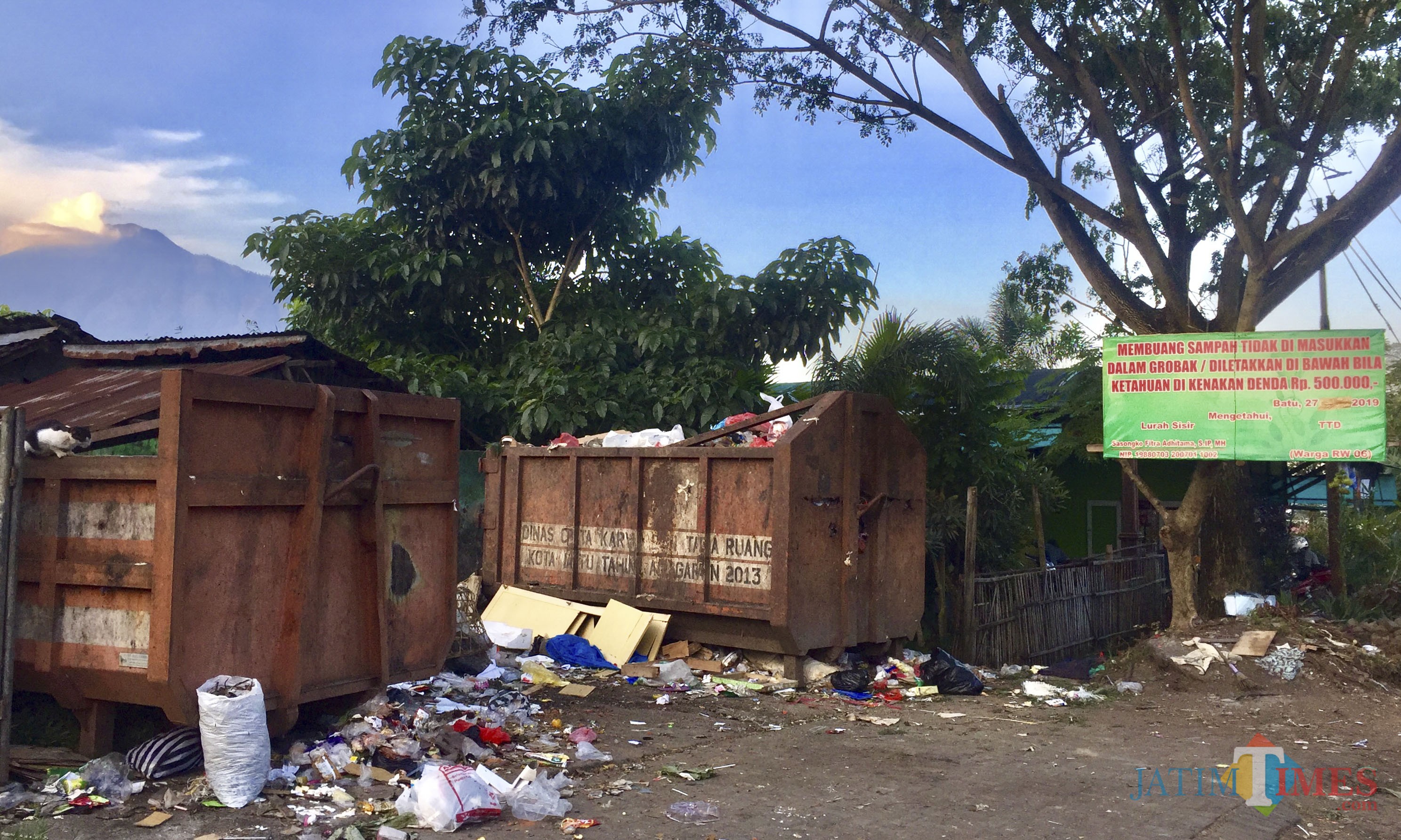 Papan pengumuman diberikan agar warga membuang sampah pada bak truk. (Foto: Irsya Richa/MalangTIMES)