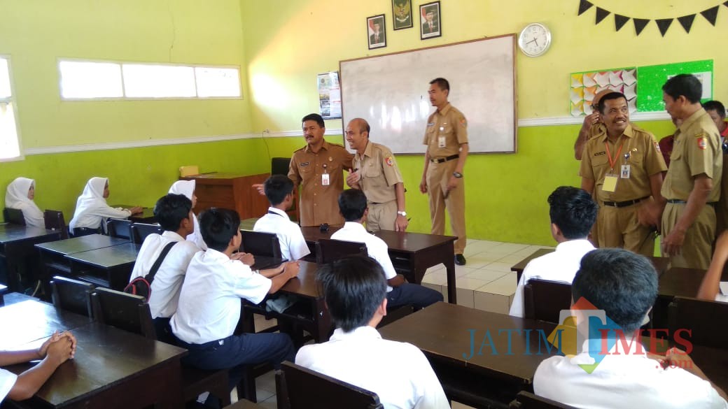 Kepala Dinas Pendidikan Pemkab Jember DR. Edy B Susilo M.Si saat melakukan monitoring UNBK di salah satu SMP Negeri di Jember (foto : Izza / Jatim TIMES)