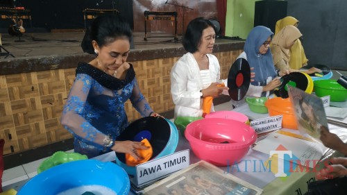 Lady Rocker Sylvia saat mencuci piringan hitam mengenakan gaun tradisional (Luqmanul Hakim/Malang Times)