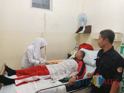 Panwascam Batu M. A Rokhim saat dirawat di Rumah Sakit dr Etty Asharto Kota Batu. (Foto: Bawaslu Kota Batu for MalangTIMES)