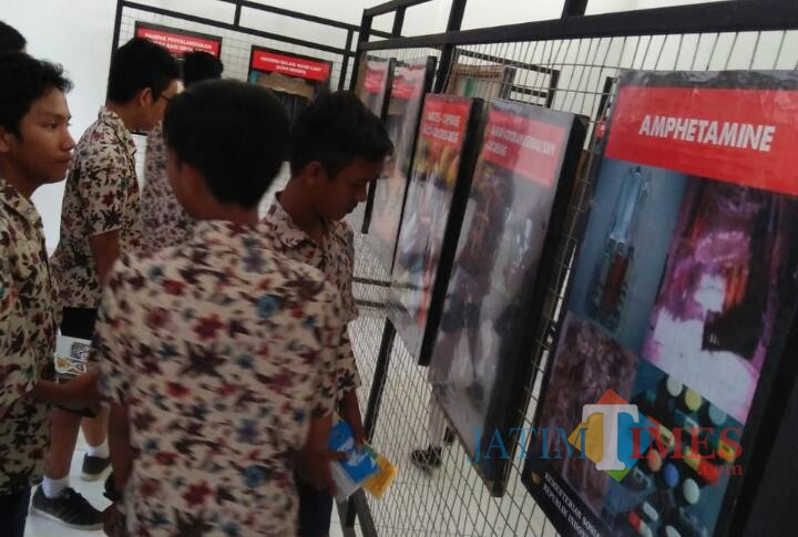 Para pelajar tengah melihat foto-foto tentang bahaya narkoba di PIE Kota Malang. (Foto: Dokumen Dinsos Kota Malang)