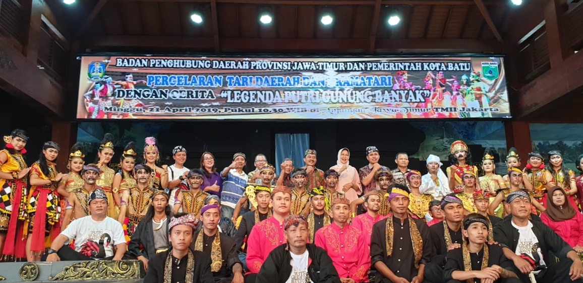 Para seniman Kota Batu bersama Wali Kota Batu Dewanti Rumpoko, Plt Kepala Dinas Pariwisata Kota Batu Imam Suryono berfoto bersama di TMII. (Foto: istimewa)