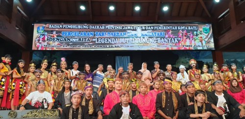 Para seniman Kota Batu bersama Wali Kota Batu Dewanti Rumpoko, Plt Kepala Dinas Pariwisata Kota Batu Imam Suryono berfoto bersama di TMII. (Foto: istimewa)