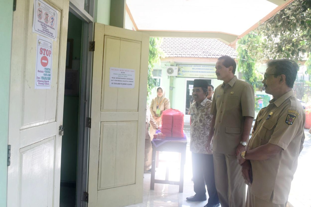 Pelaksana Harian (Plh) Walikota Kediri Budwi Sunu saat meninjau pelaksanaan UNBK di SMP Negeri 2 Kota Kediri. (Foto: Istimewa)