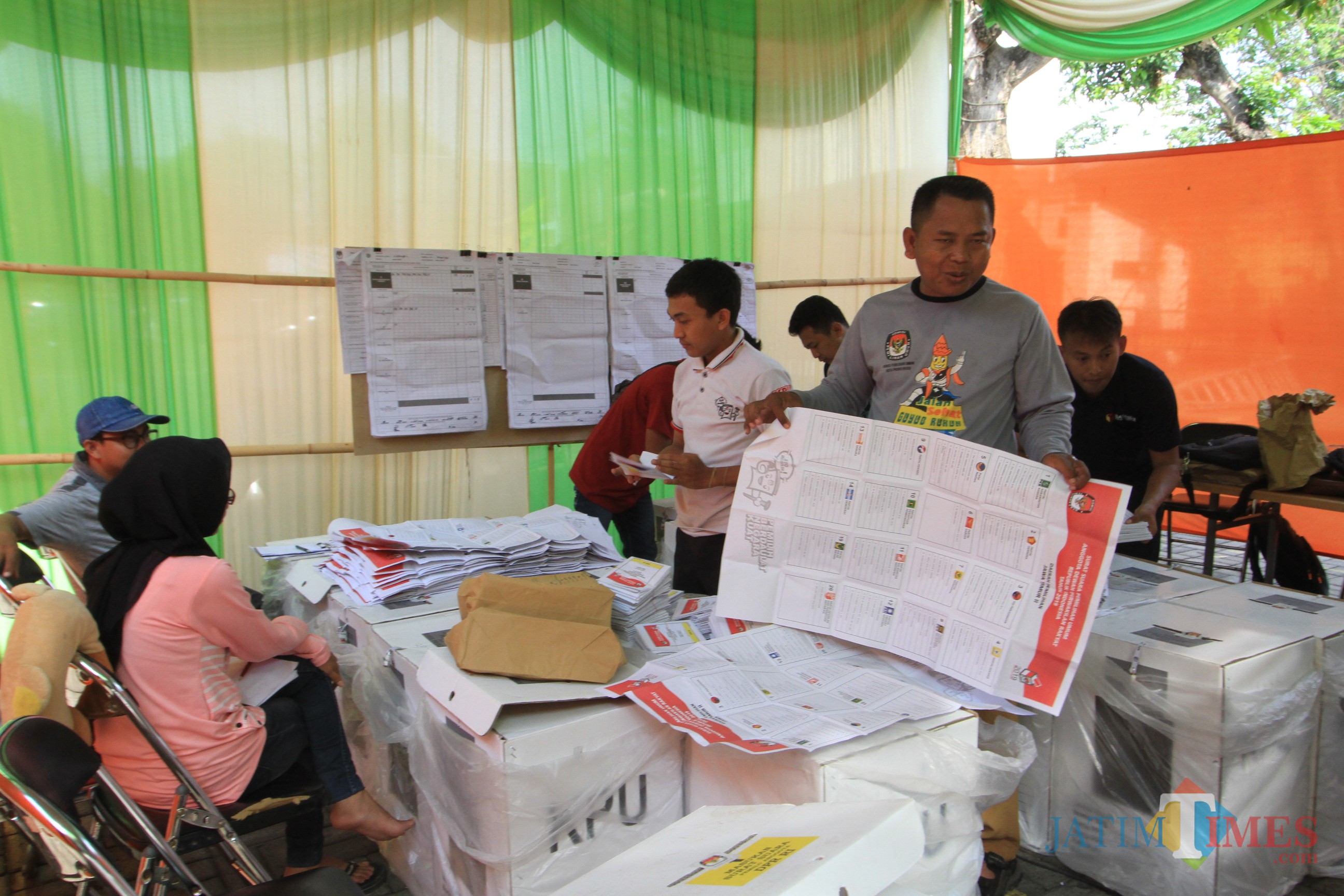 Petugas PPK Kecamatan Kademangan, membuka surat suara untuk diperiksa karena terjadi kesalahan (Agus Salam/Jatim TIMES)