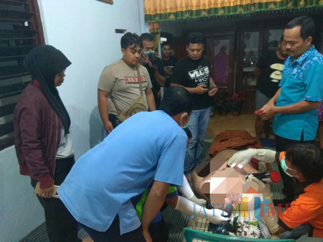 Petugas melakukan identifikasi jenazah Iwan. / Foto : Dokpol / Tulungagung TIMES