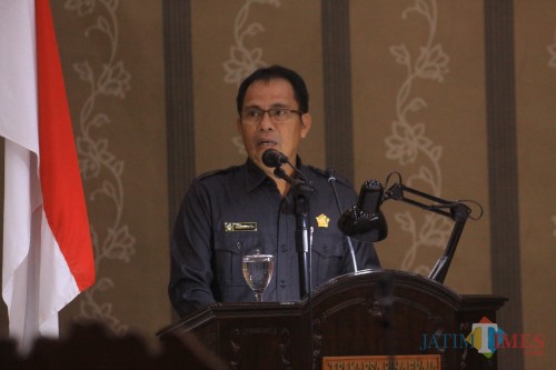 Suhartono saat membacakan laporan hasil kerja pansus III dalam sidang Paripurna (Agus Salam/Jatim TIMES)