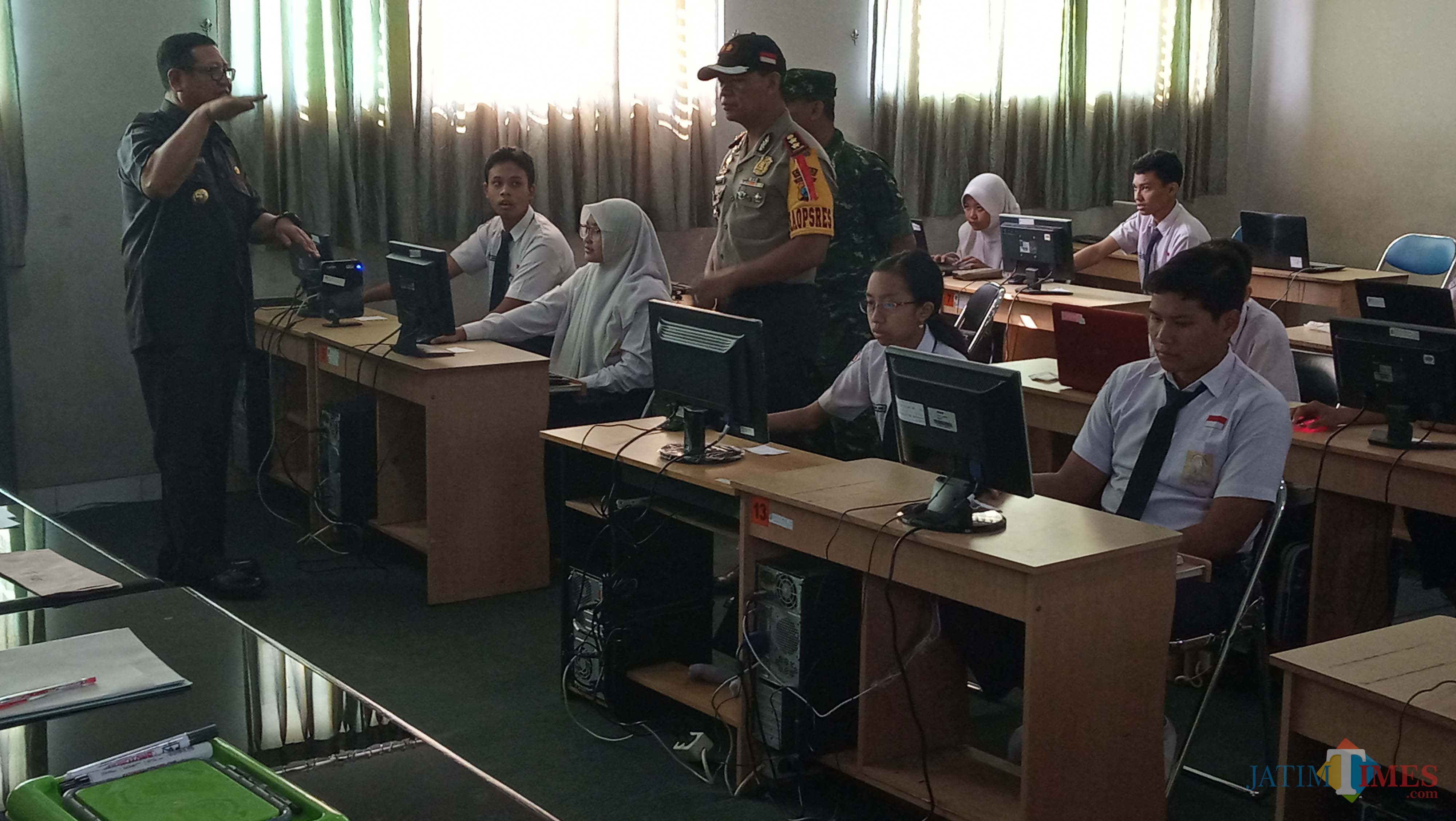 Plt Bupati Tulungagung, Maryoto Birowo (baju hitam) saat memantau pelaksanaan UNBK dengan didampingi Forkopimda (foto : Joko Pramono/Tulungagungtimes)