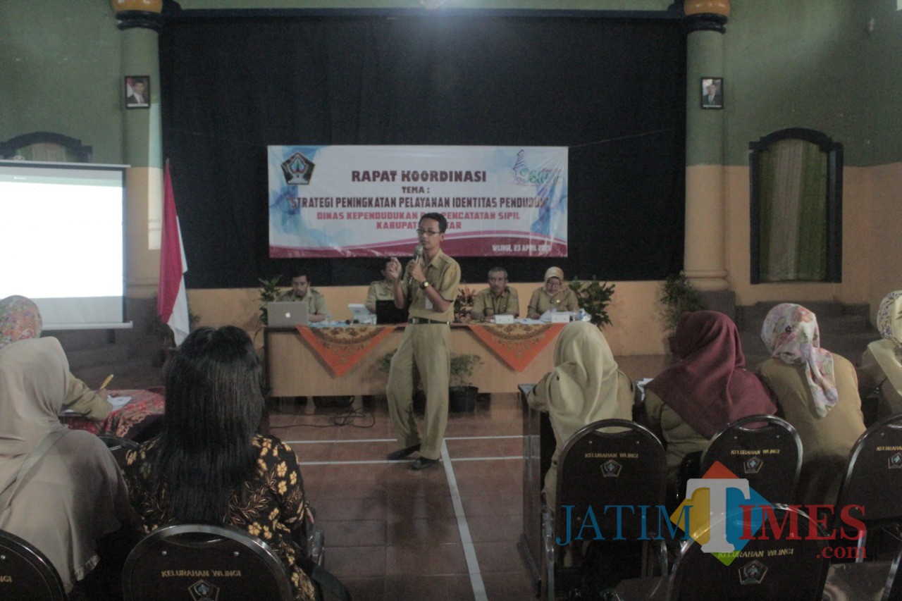 Rakor Strategi Peningkatan Identitas Penduduk yang digelar Dispendukcapil di Aula Kantor Lurah Wlingi.(Foto : Aunur Rofiq/BlitarTIMES)
