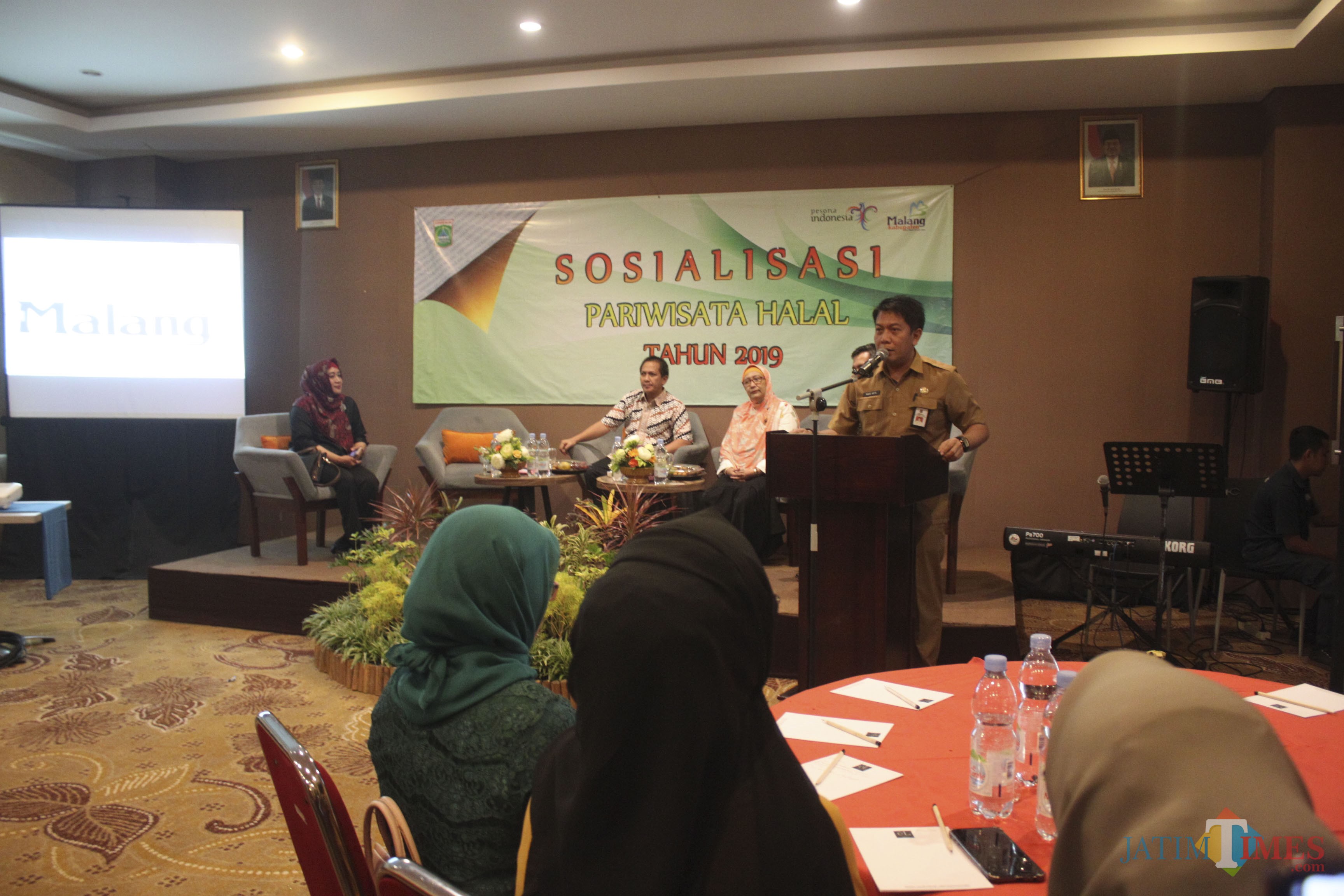 Kepala Disbudpar Kabupaten Malang Made Arya Wedhantara saat sambutan dalam Sosialisasi Pariwisata Halal Di El Hotel Grande (Luqmanul Hakim/Malang Times)