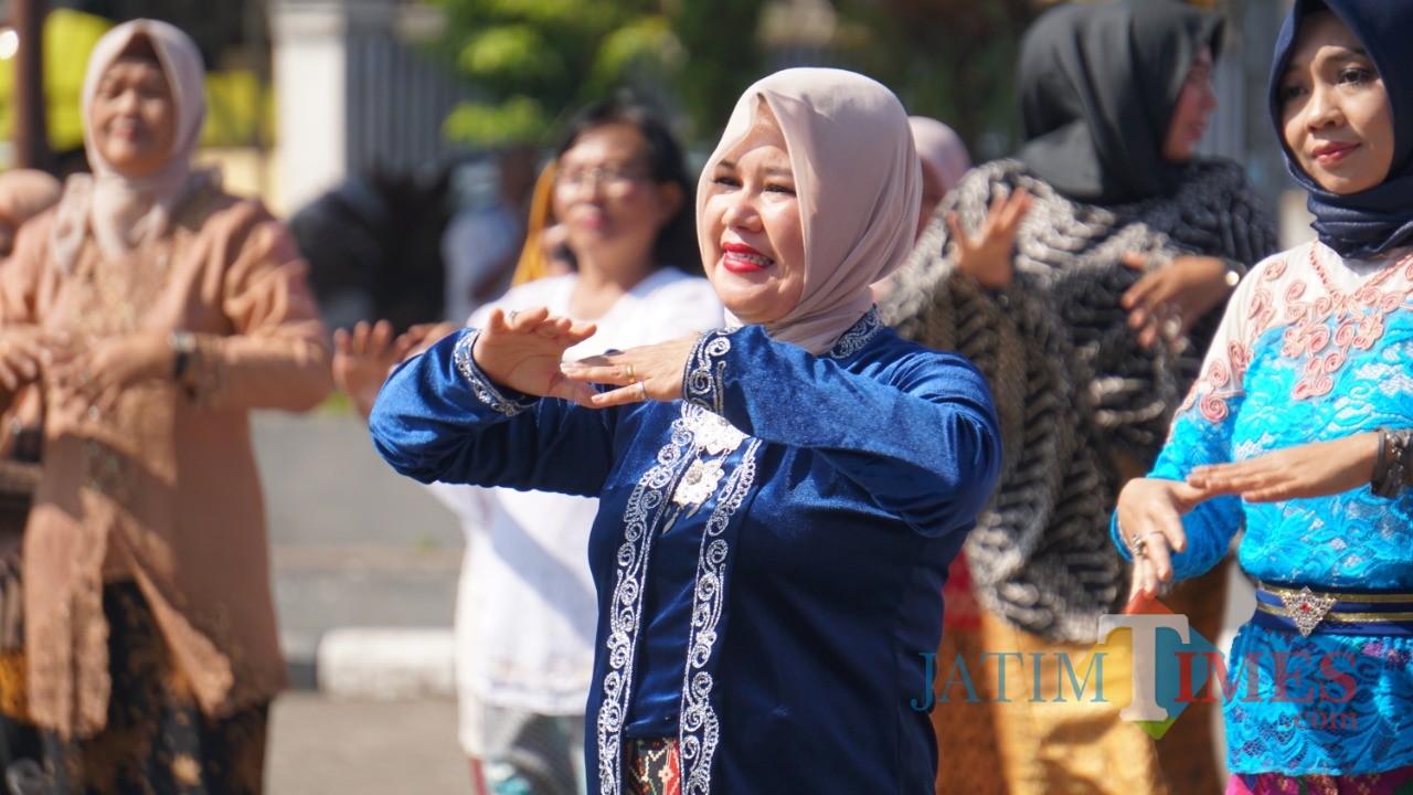 Ketua Tim PKK Wibi Punjul Santoso saat mempraktikkan senam Germas di Halaman Balai Kota Among Tani, Selasa (23/4/2019). (Foto: Irsya Richa/MalangTIMES)
