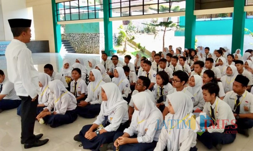 Para pelajar saat berkumpul di Aula SMPN 1 Kota Batu, Selasa (23/4/2019). (Foto: Irsya Richa/MalangTIMES)