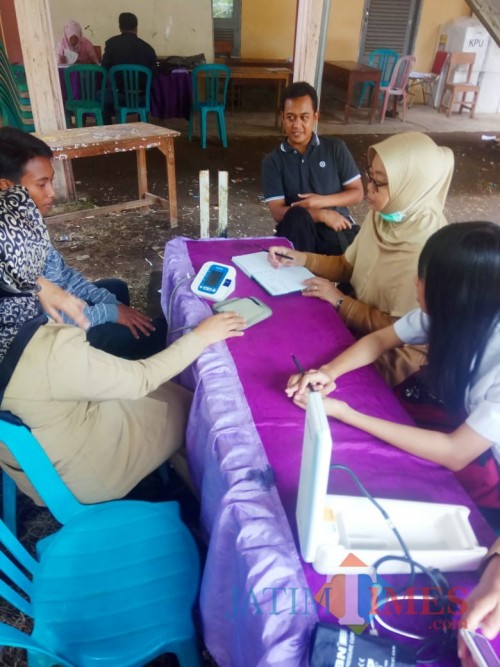 Petugas medis saat memeriksa kesehatan KPPS di Kecamatan Kaliwates (foto: Cak Lum/ JatimTIMES)