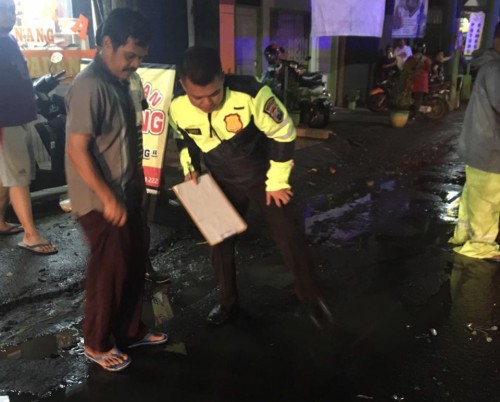 Petugas saat melakukan olah TKP (Unit Laka)