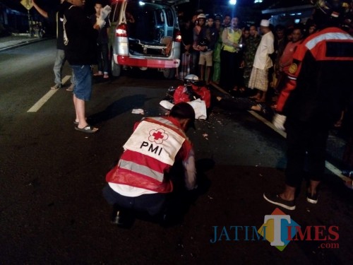 Petugas saat mengevakuasi jenazah Abd Wahab korban kecelakaan maut, Kecamatan Bululawang (Foto : PMI Kabupaten Malang for MalangTIMES)