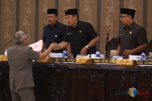 Pimpinan DPRD Kota Probolinggo menerima berkas laporan pansus, usai dibacakan (Agus Salam/Jatim TIMES)
