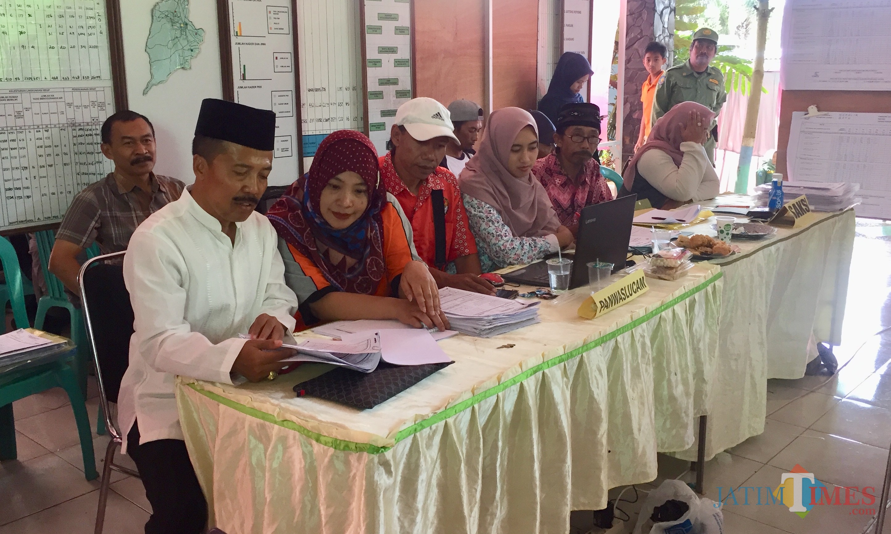 Proses rekapitulasi di Kecamatan Batu, Selasa (23/4/2019). (Foto: Irsya Richa/MalangTIMES)