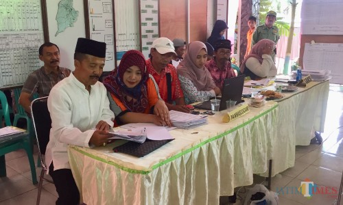 Proses rekapitulasi di Kecamatan Batu, Selasa (23/4/2019). (Foto: Irsya Richa/MalangTIMES)