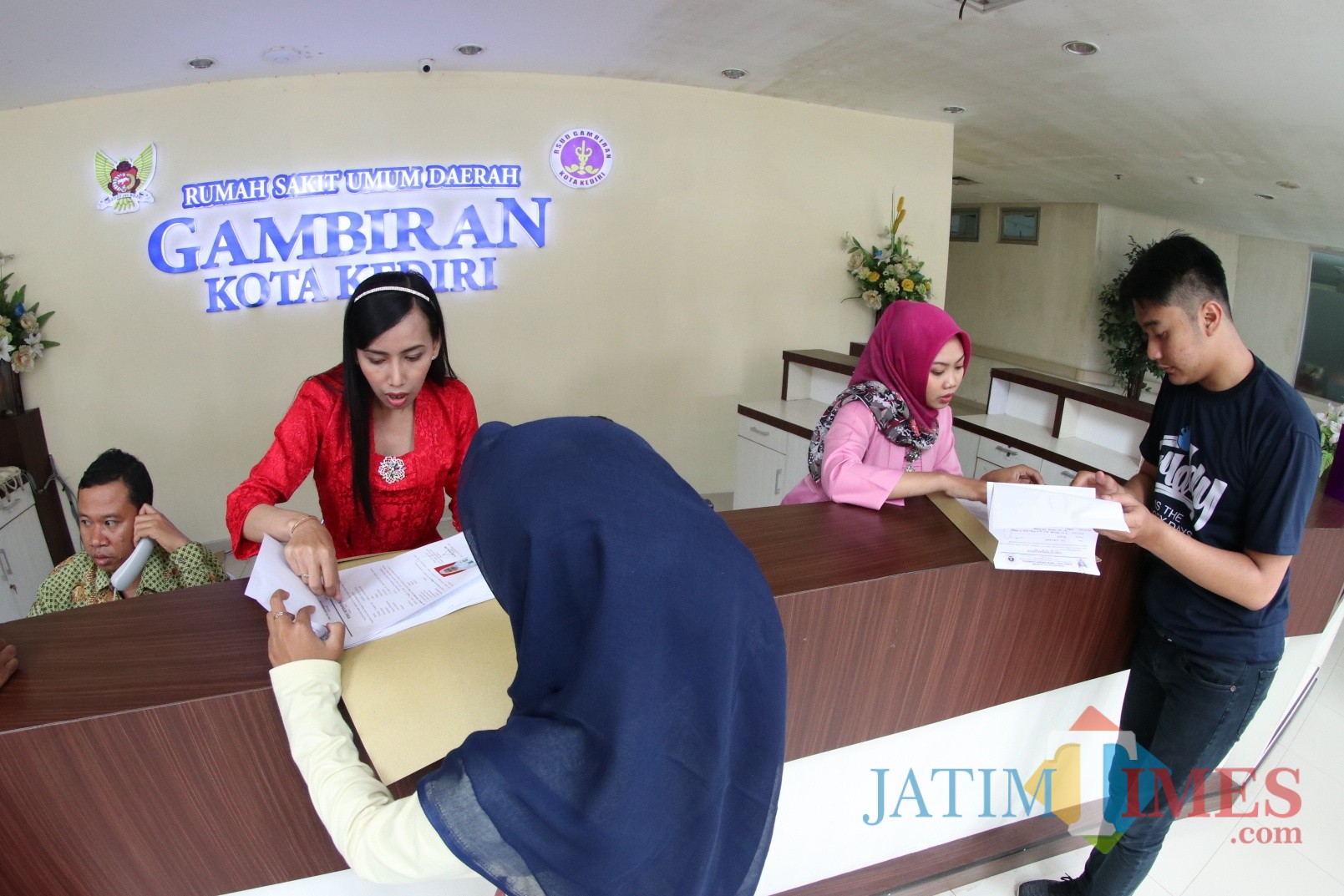 Seluruh staf beserta bagian pelayanan RSUD Gambiran menggunakan pakaian tradisional dan kebaya pada jam pelayanan. (Foto: B. Setioko/JatimTIMES)