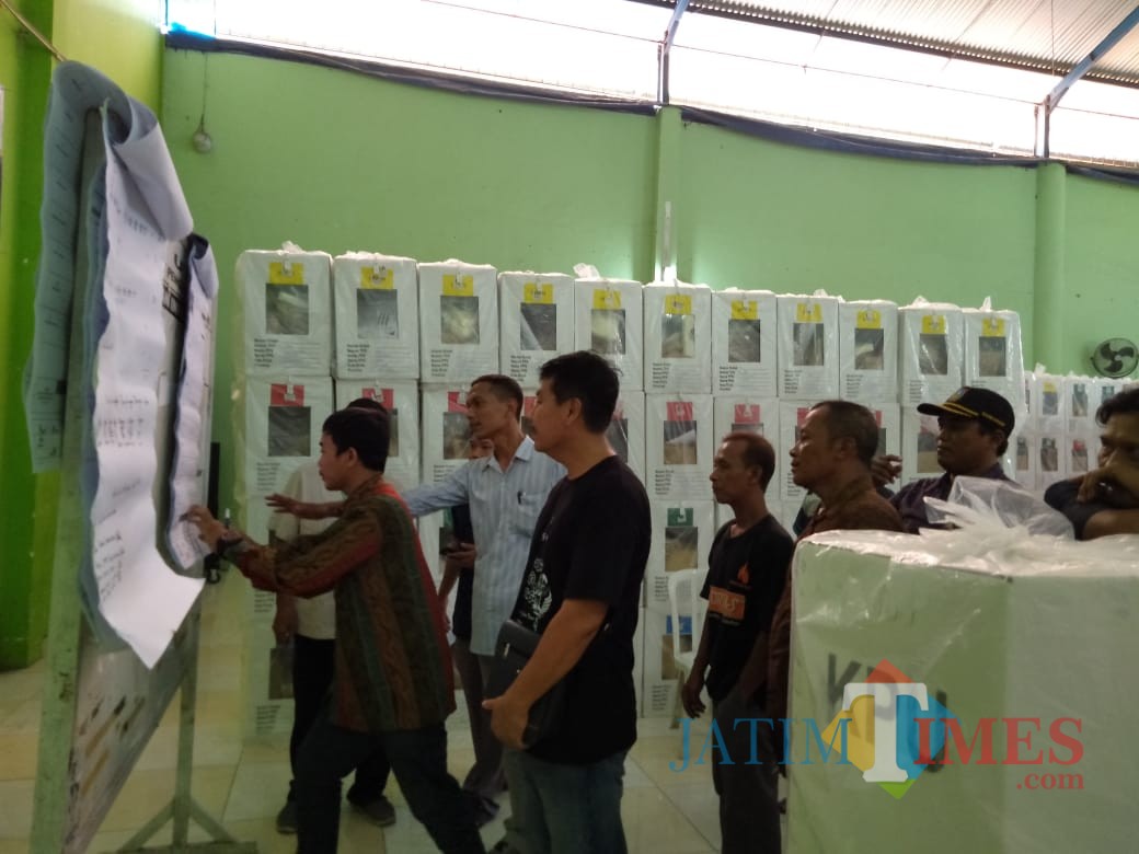 Suasan hitung ulang surat suara legislatif milik TPS 14 Desa Sidowarek, Kecamatan Ngoro yang dilakukan oleh anggota PPK Ngoro. (Foto : Adi Rosul / JombangTIMES)