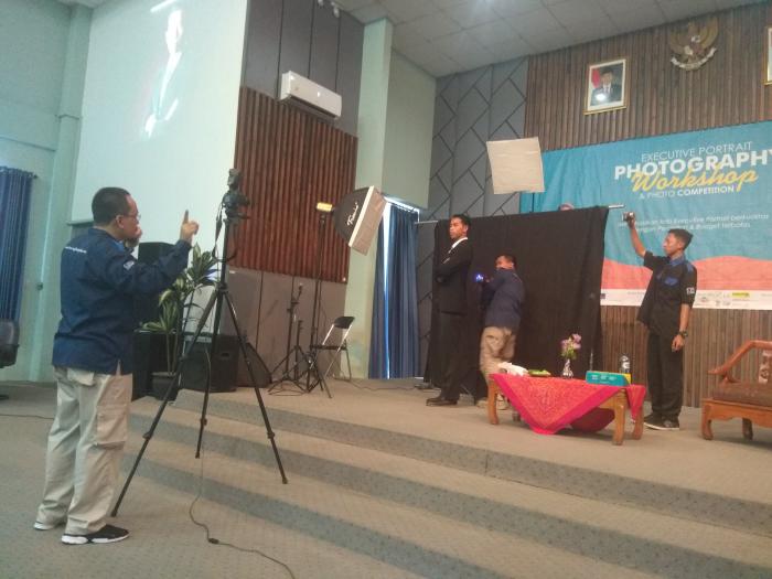 Suasana workshop fotografi dengan Doddy Bening di Home Theater Fakultas Humaniora UIN Malang. (Foto: Humas)