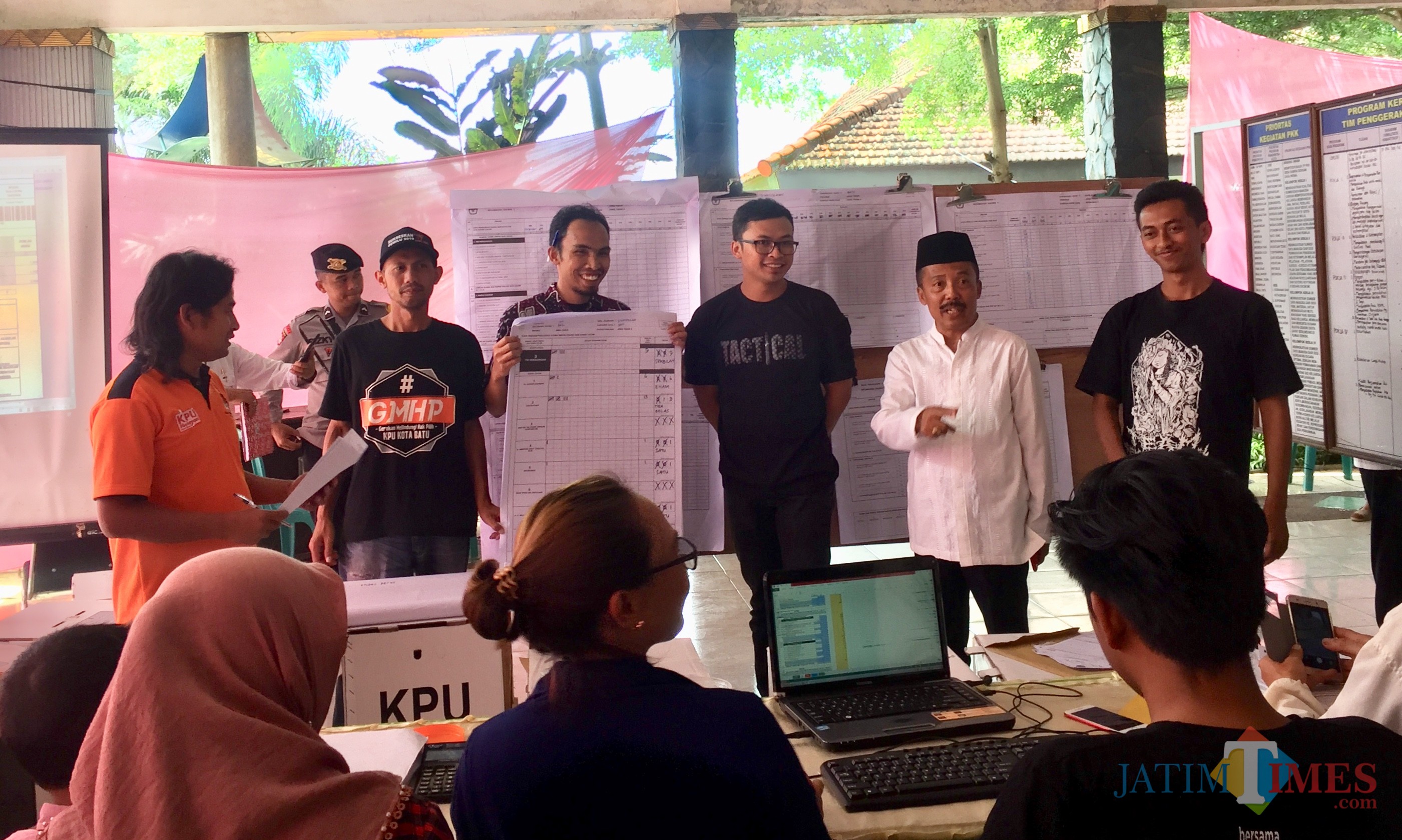 Wakil Wali Kota Batu Punjul Santoso saat sidak di Kecamatan Batu, Selasa (23/4/2019). (Foto: Irsya Richa/MalangTIMES)