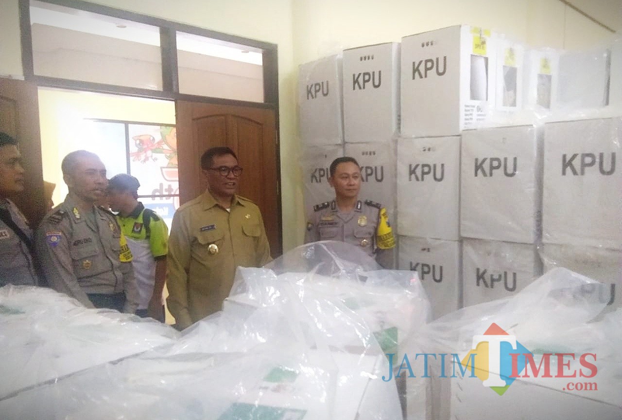 Wakil Wali Kota Malang Sofyan Edi Jarwoko (bersafari) saat meninjau rekapitulasi suara di PPK Kedungkandang. (Foto: Dokumen MalangTIMES)