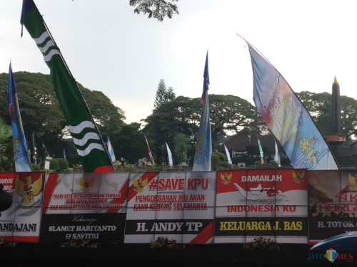 Karangan bunga #Save KPU bertebaran di bundaran Alun-alun Tugu Kota Malang (Pipit Anggraeni/MalangTIMES).