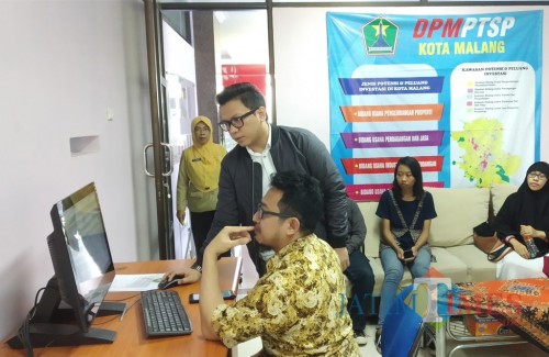 Petugas saat mendampingi pemohon dalam Layanan Bilik OSS DPM PTSP Kota Malang (Pipit Anggraeni/MalangTIMES).