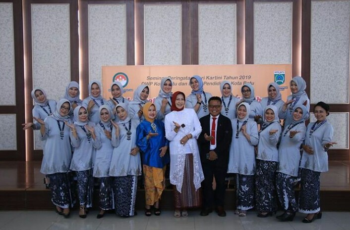 Dewanti Rumpoko memakai baju putih (tengah) serta berkerudung merah