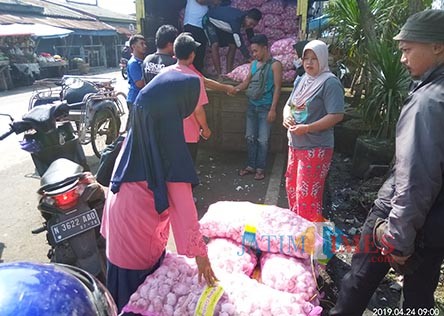 Para pedagang yang membeli bawang putih dalam operasi pasar (Anggara Sudiongko/MalangTIMES)
