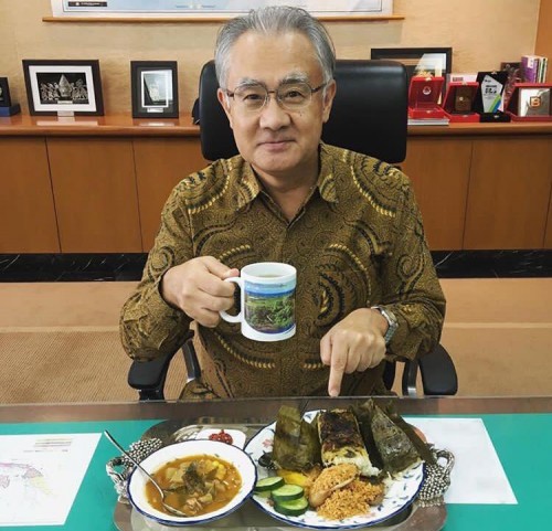 Dubes Jepang Masafumi Ishii saat menyantap masakan Indonesia. (Foto: instagram @jpnambsindonesia)
