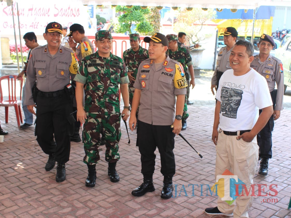 Kapolres Blitar Kota dan Dandim 0808/Blitar memimpin patroli gabungan