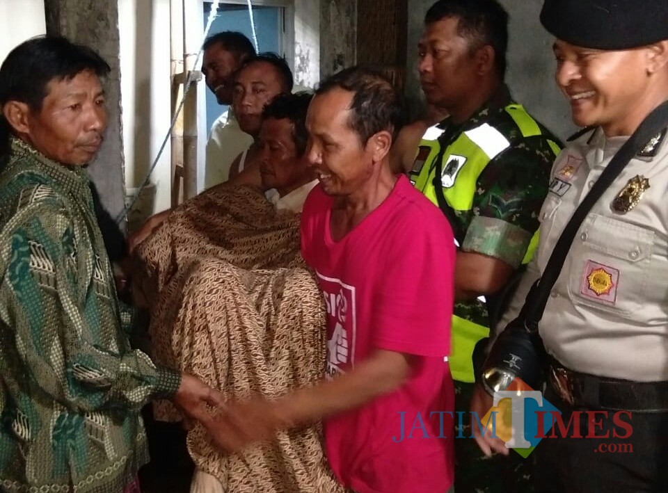 Korban Rina Yuliati sesaat setelah dilakukan evaluasi dari dalam sumur (Foto : Dokpol / TulungagungTIMES)