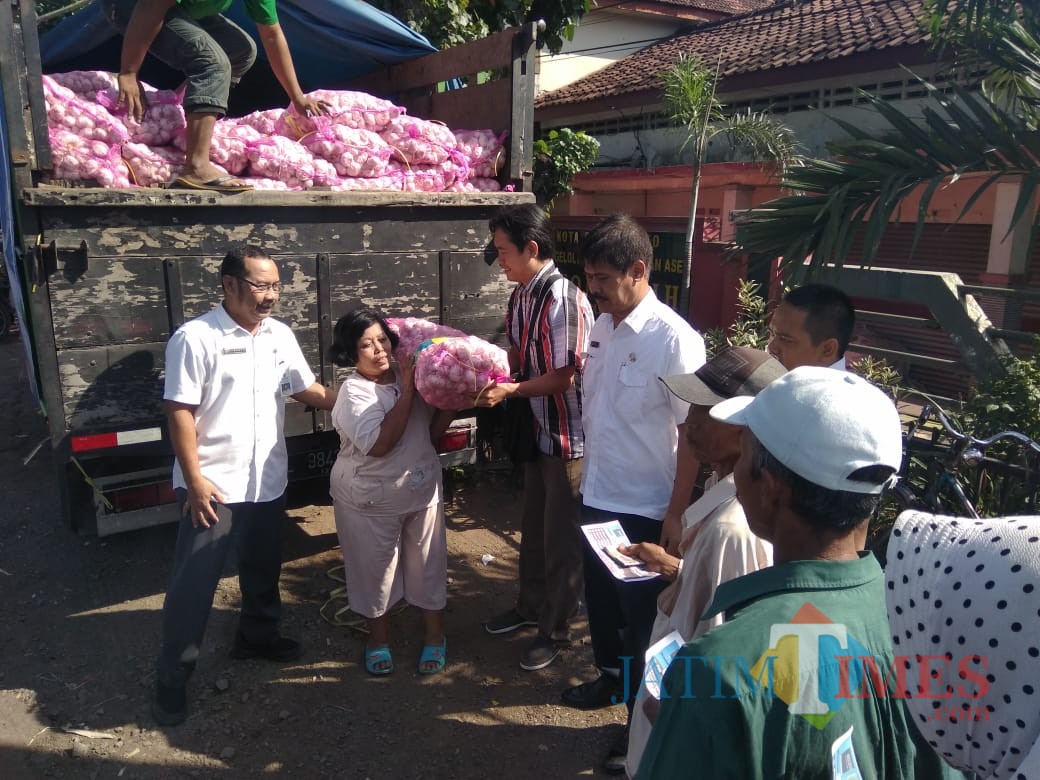 Pedagang bawang membeli bawang putih saat operasi pasar di Pasar Wonoasih Kota Probolinggo (Agus Salam/Jatim TIMES)